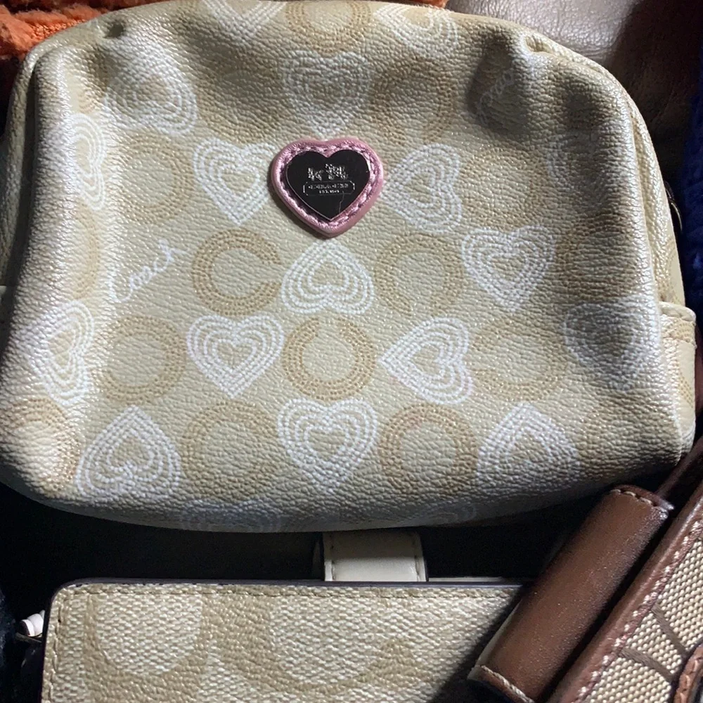 COACH SIGNATURE Poppy‎ hearts  White and beige tan and metallic pink